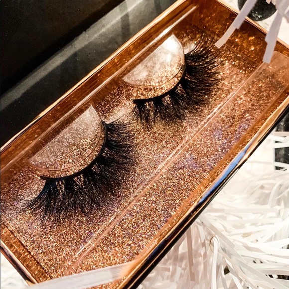 3D mink quality eyelashes - Picture 3 of 4